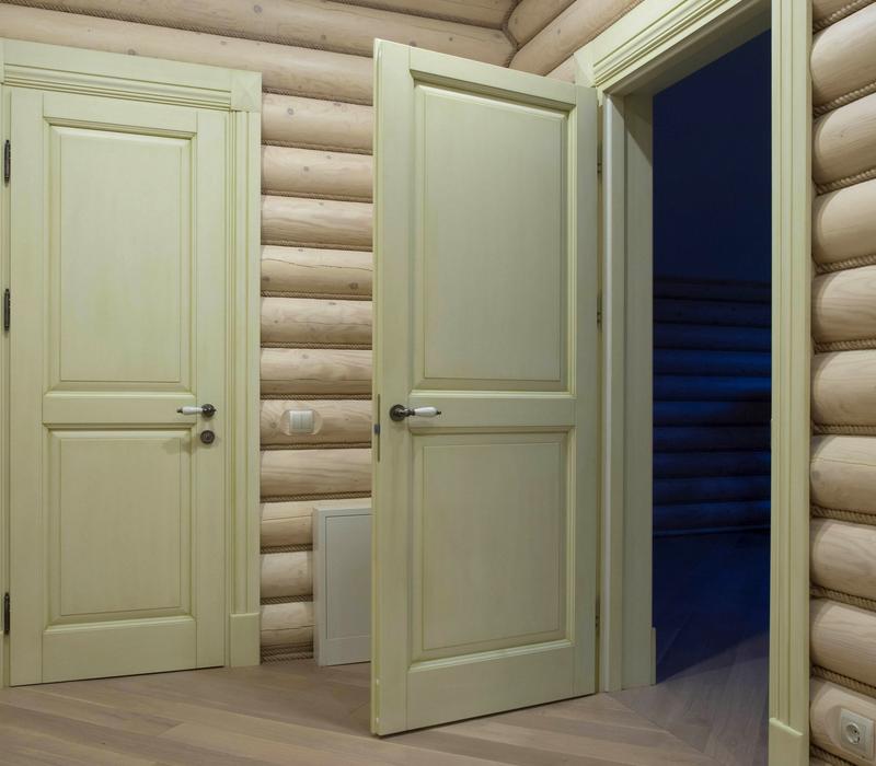 Белые двери с патиной из массива ольхи в загородный дом