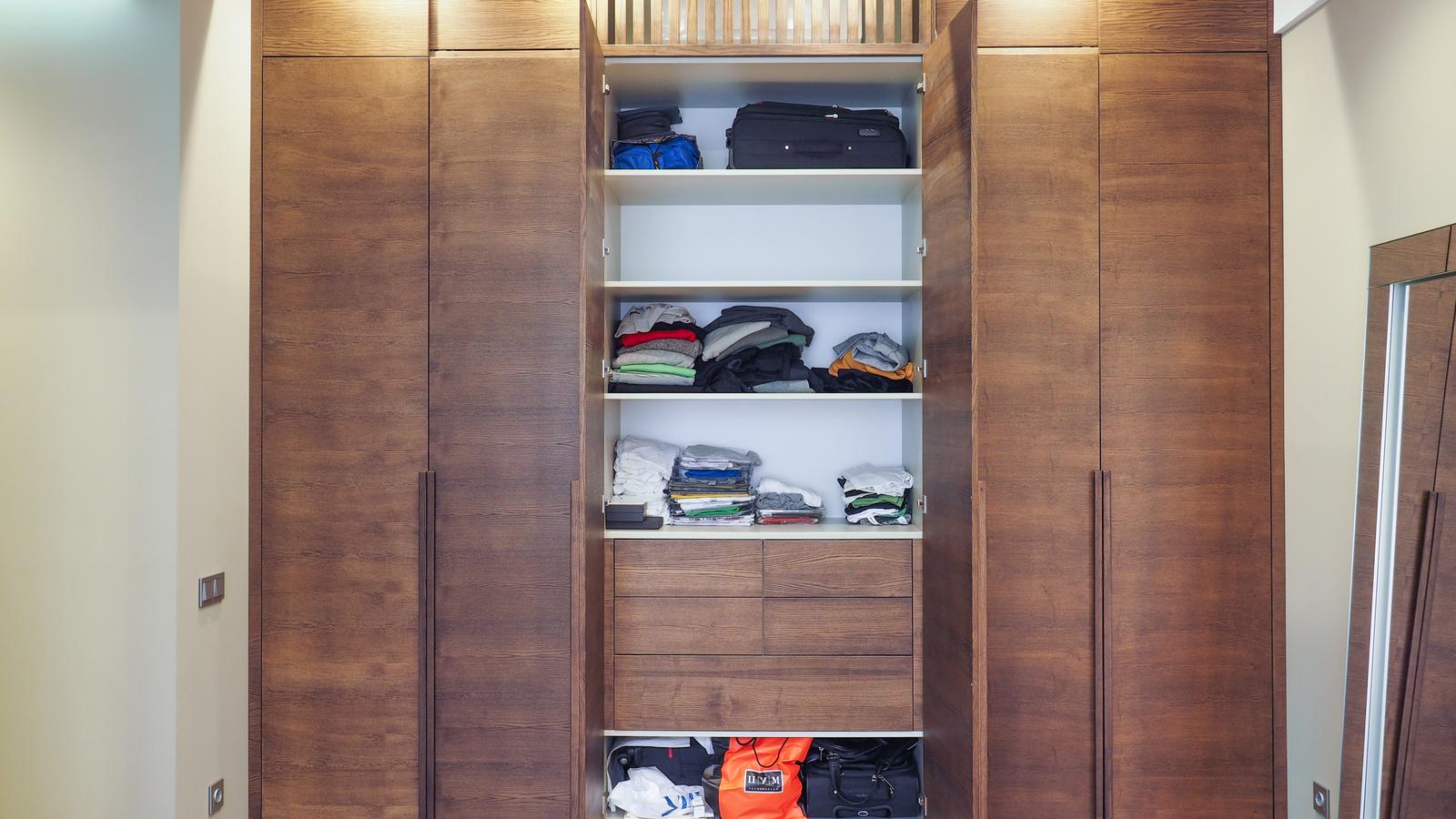 Гардеробный шкаф в спальню с горизонтальным шпоном ясеня